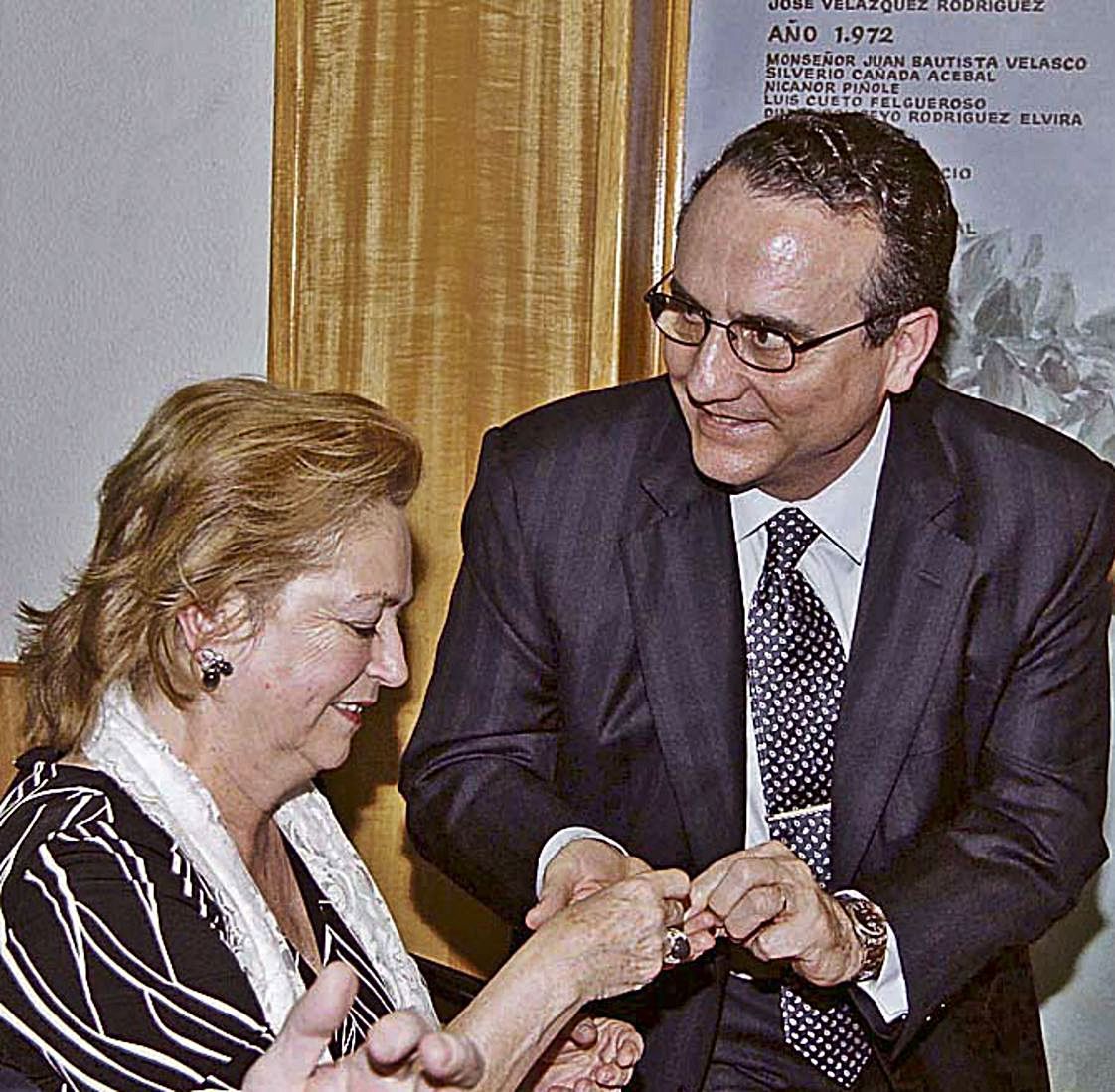 Javier Moll, presidente, y Arantza Sarasola, vicepresidenta, con la ‘Manzana de Oro’.