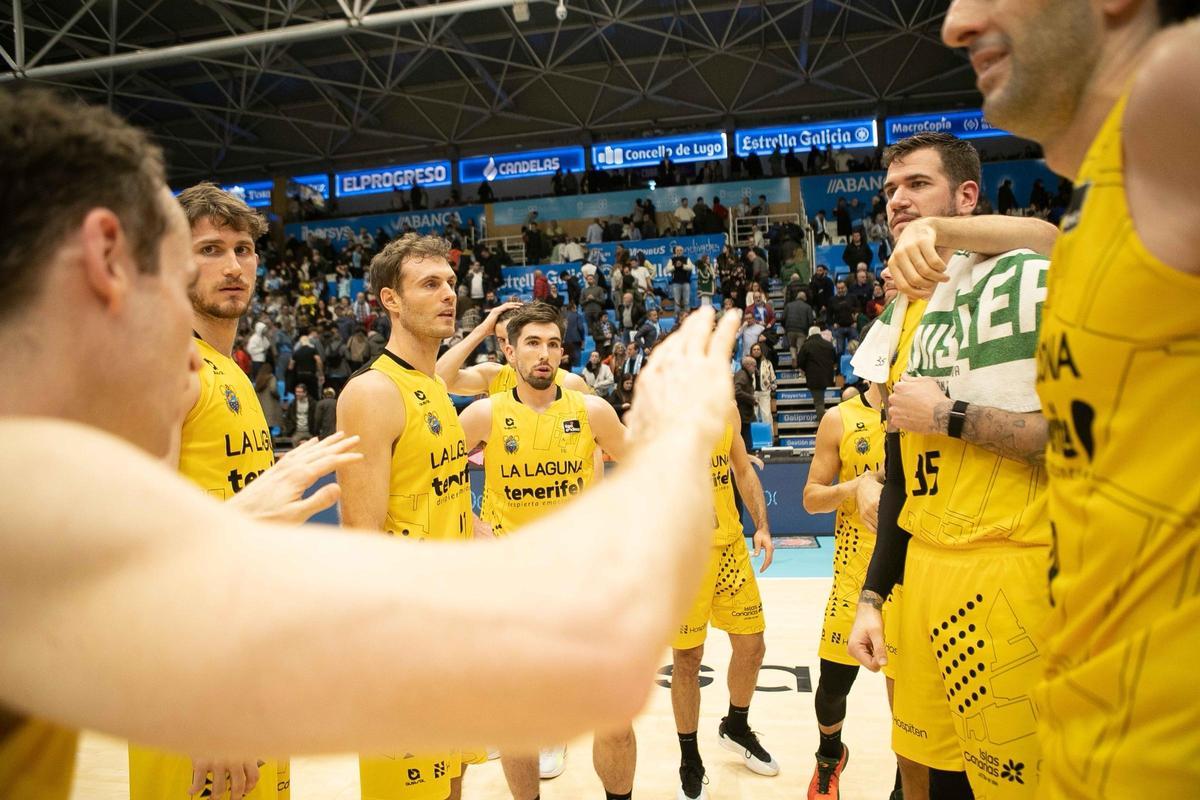 Los jugadores de La Laguna Tenerife celebran su triunfo frente al Breogán en el partido de la primera vuelta.