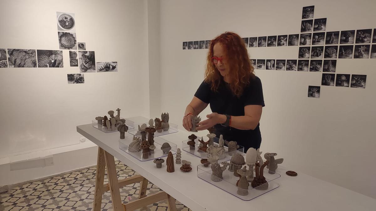 Una de las artistas ultima su pieza en la Csa Fugaz.