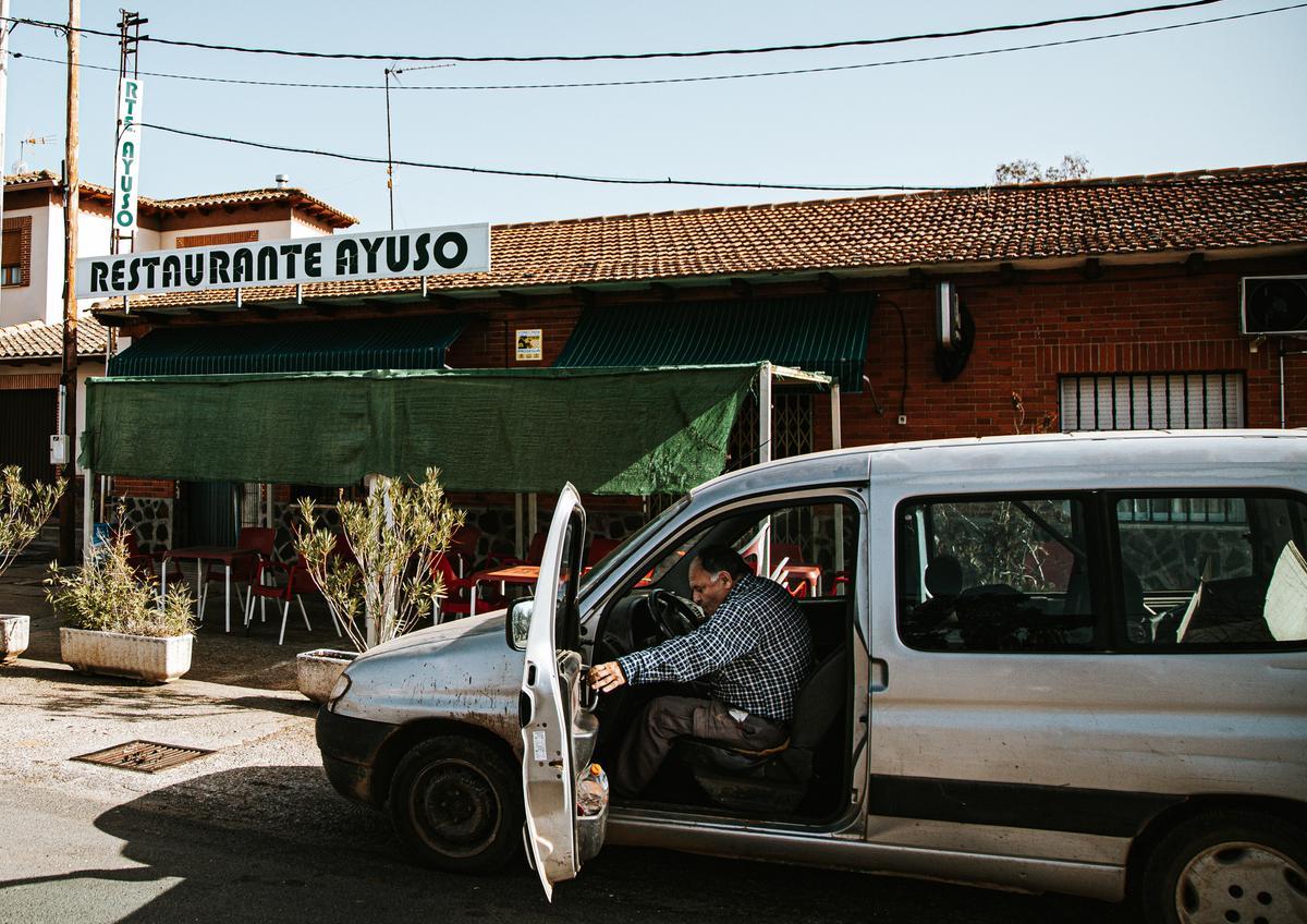 Un restaurante local del municipio de El Molinillo donde los vecinos comentan el abandono de los embalses y consecuentemente de los agricultores.