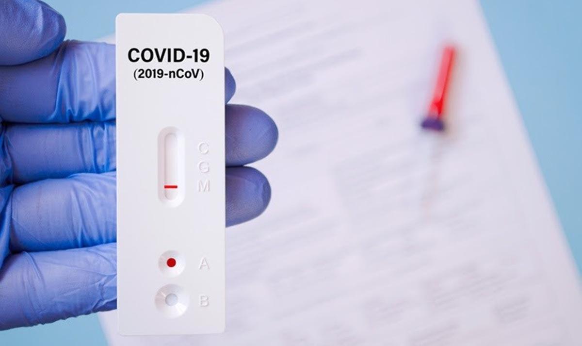 Una tableta de test de anticuerpos de coronavirus