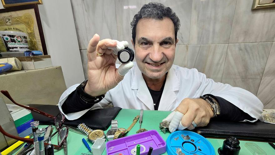 Manolo Olegario lleva desde 1973 reparando relojes en Vigo