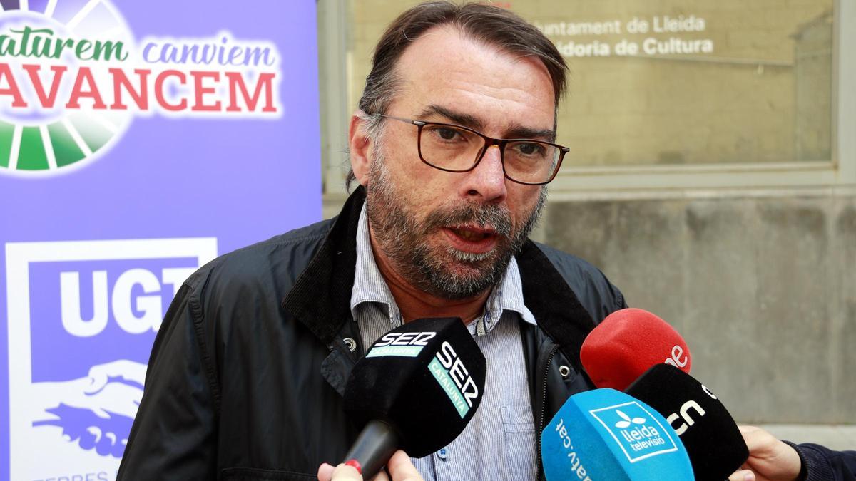 El secretari general de la UGT a Catalunya, Camil Ros, durant una atenció als mitjans de comunicació a Lleida.