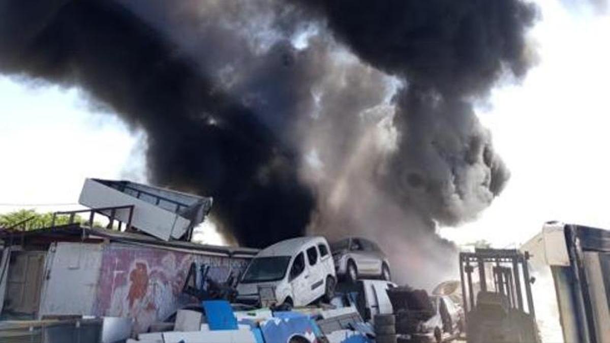 Imagen del incendio en el desguace de Las Torres de Cotillas