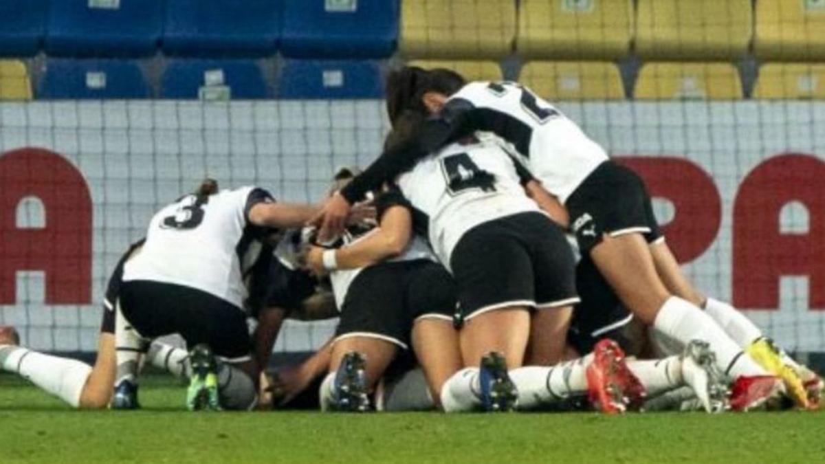 Las jugadoras del Valencia Femenino celebran uno de los tantos, marcados en el tramo final. | LALIGA