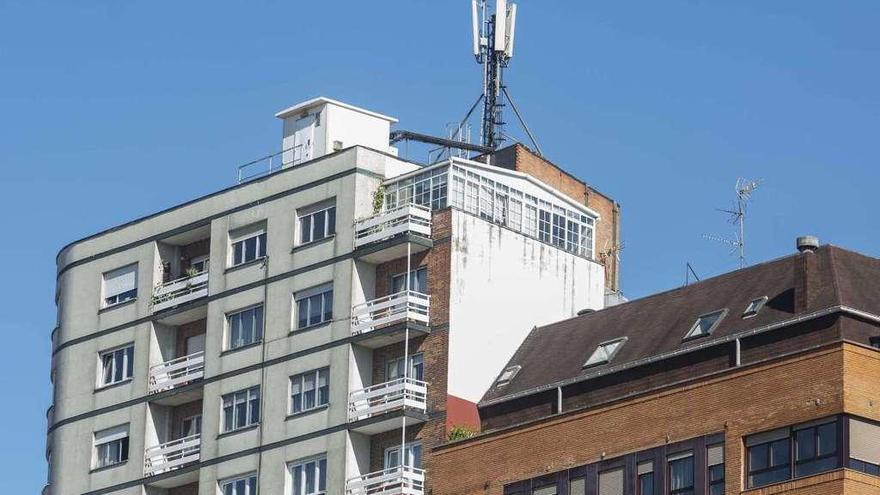 Antenas colocadas en las azoteas de unos edificios de Oviedo.