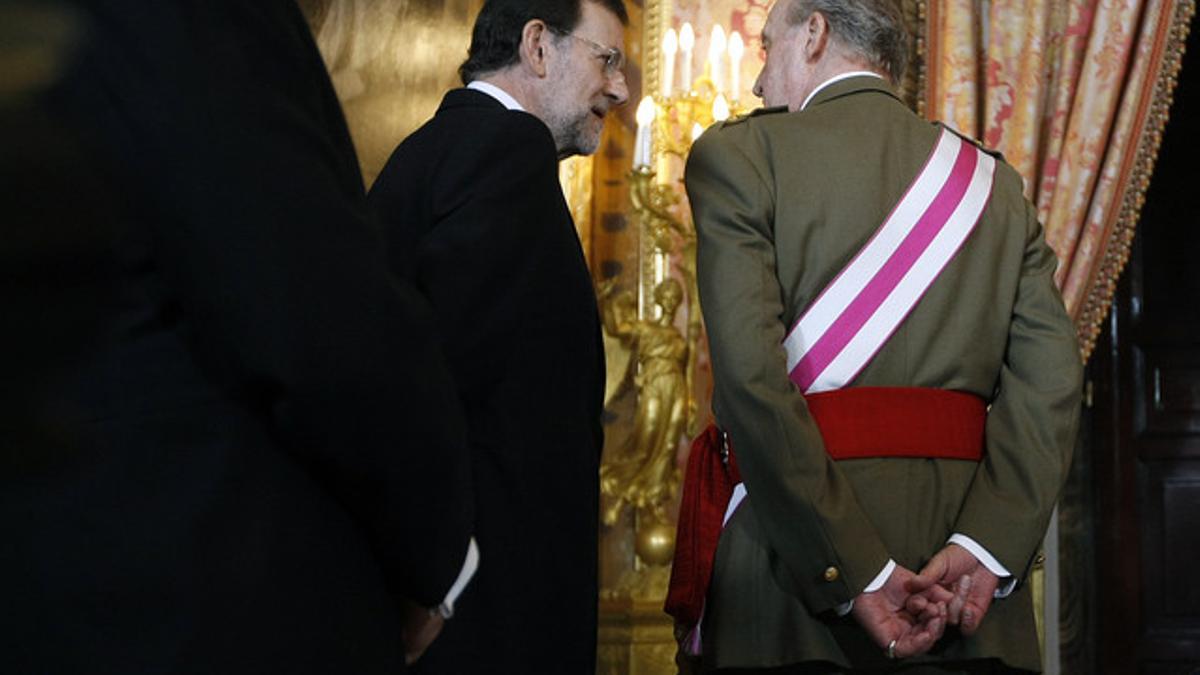 Mariano Rajoy conversa con el Rey, en una imagen de archivo.