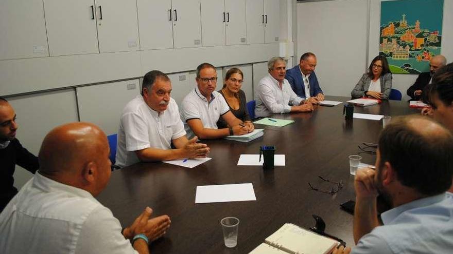 Seoane, con los alcaldes ayer en la reunión del Consorcio y al fondo, los dos auditores de Auren.