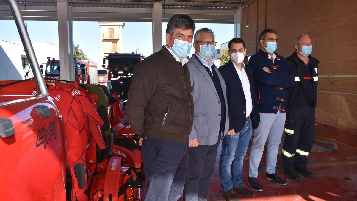 Presentación de las nuevas dotaciones para los bomberos de Puente Genil.