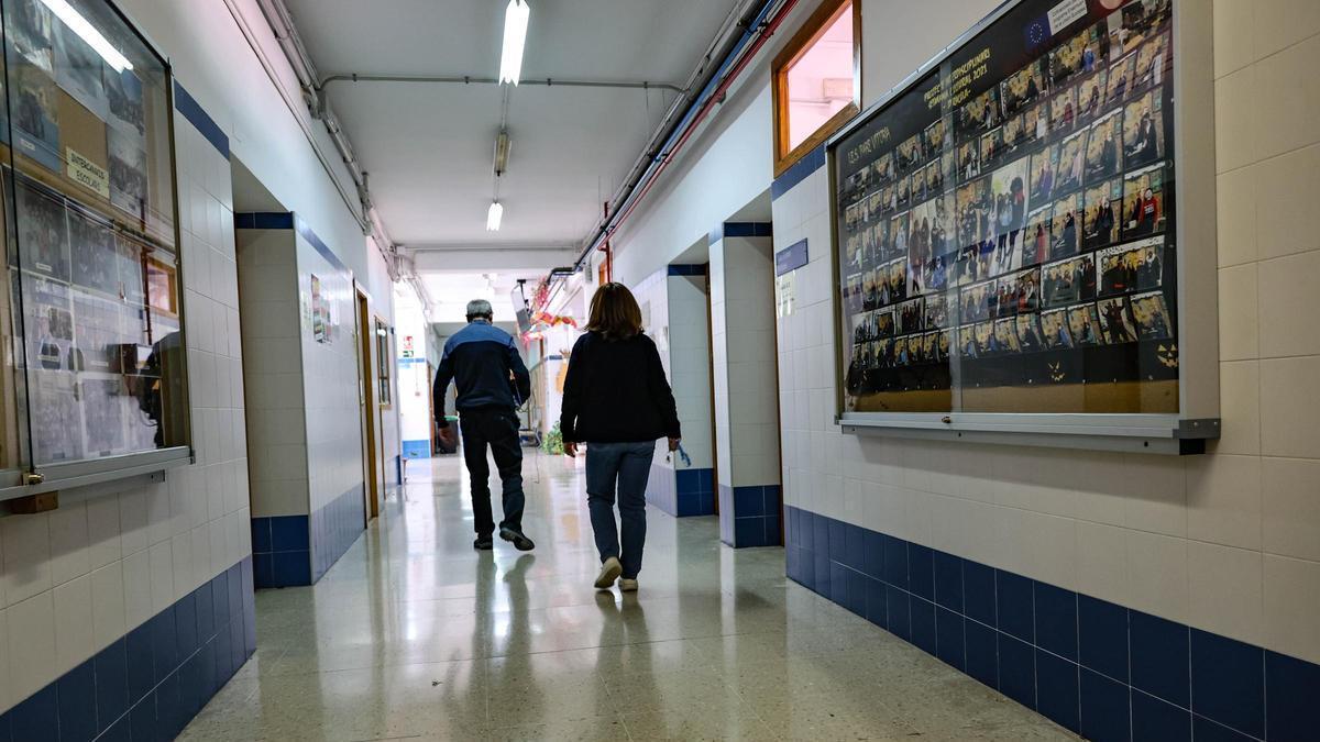 Un centro edicativo de Alcoy, este lunes en el inicio de la huelga