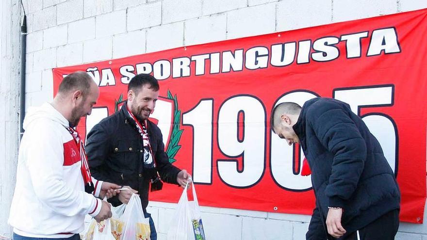 Pancarta de apoyo al Sporting desplegada en el fondo sur de El Molinón antes del inicio del partido ante el Villarreal.