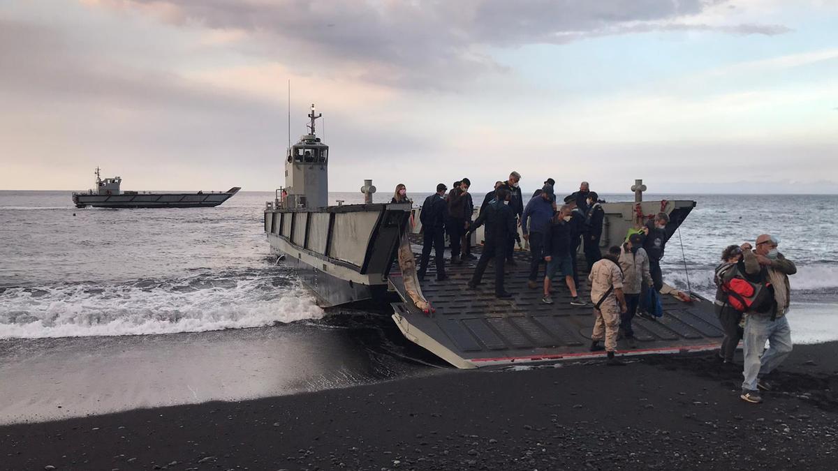 Uno de los buques de la Armada encargado de trasladar a Tazacorte a afectados por el volcán de La Palma.