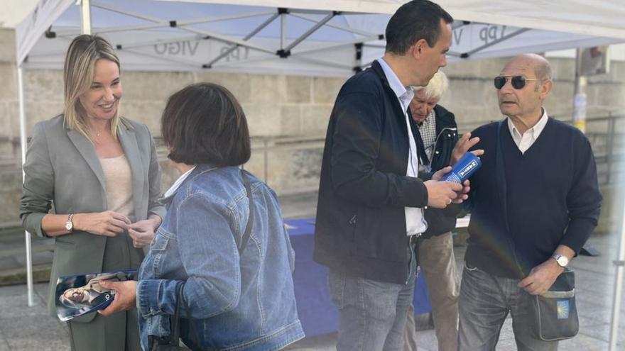 Fernández-Tapias, ayer, en la carpa conversando con vecinos.