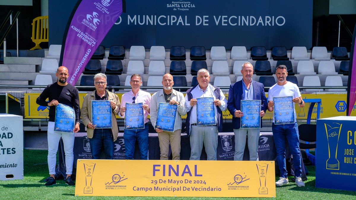 Foto de familñia del acto de presentación de la Copa José Antonio Ruiz Caballero.