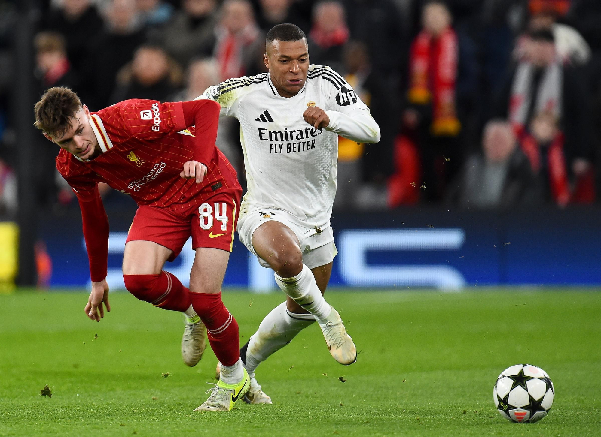 Liverpool (United Kingdom), 27/11/2024.- Conor Bradley (L) of Liverpool in action against Kylian Mbappe of Real Madrid during the UEFA Champions League match between Liverpool and Real Madrid in Liverpool, Britain, 27 November 2024. (Liga de Campeones, Reino Unido) EFE/EPA/PETER POWELL