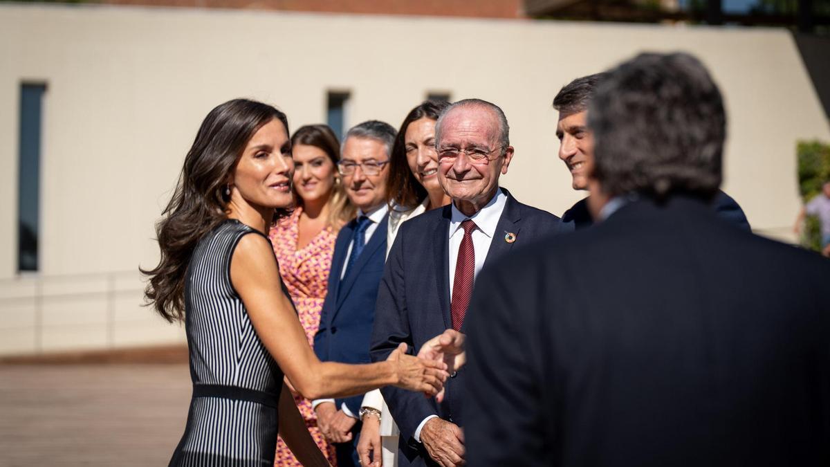 La reina Letizia saluda a los representantes políticos malagueños presentes en el congreso.