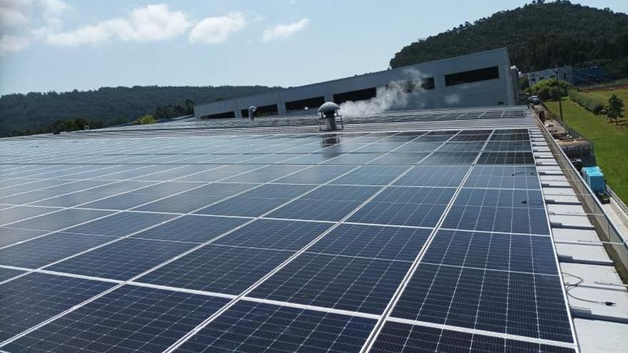 Lago Paganini se dota de la mayor central fotovoltaica de la comarca, con 400 paneles