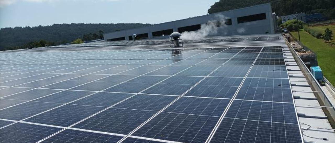 El campo fotovoltaico instalado en la cubierta de Lago Paganini, con 400 placas.