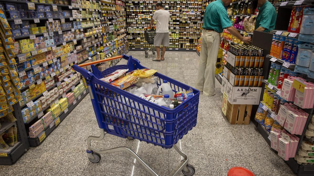 Un carrito de la compra en un supermercado de Barcelona