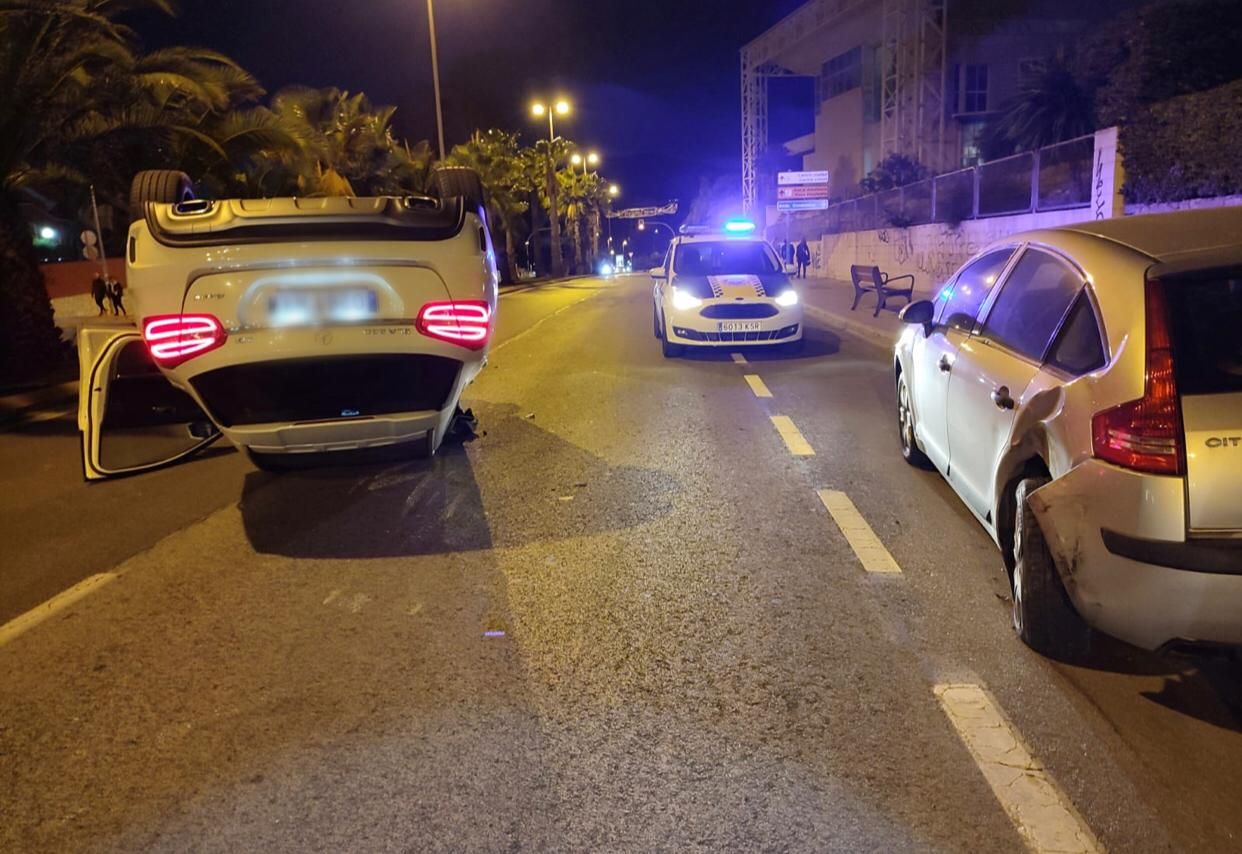 Un coche volcado tras un accidente en la avenida La Condomina, en la Albufereta