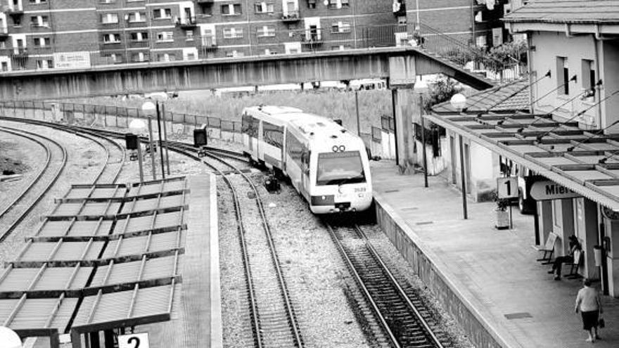 Un tren de Feve en la estación de Mieres..