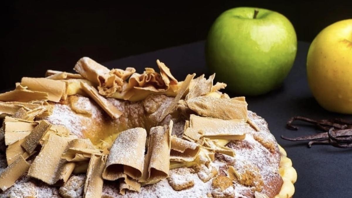 Roscón con relleno de crema de vainilla y manzana.