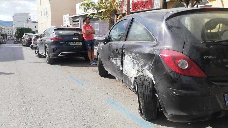 Localizado el conductor fugado tras chocar contra nueve vehículos estacionados en Sant Antoni