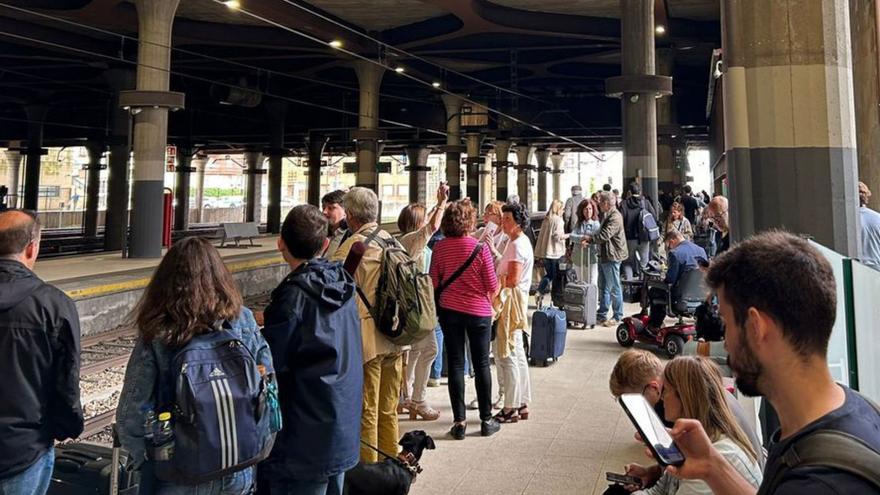 Pasajeros esperando por el tren en el andén en Oviedo. | LNE