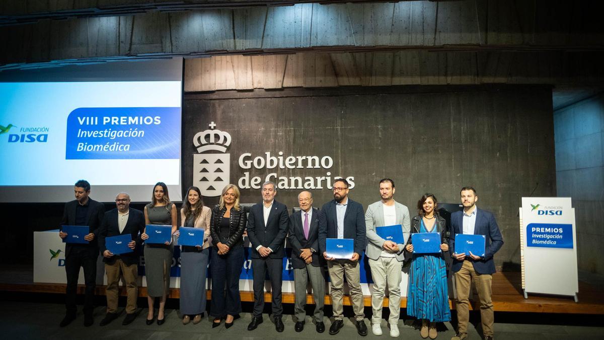 Foto de familia de los investigadores premiados junto a la Consejera de Sanidad, Esther Monzón; el presidente de Canarias, Fernando Clavijo, y el de la Fundación Disa, Raimundo Baroja