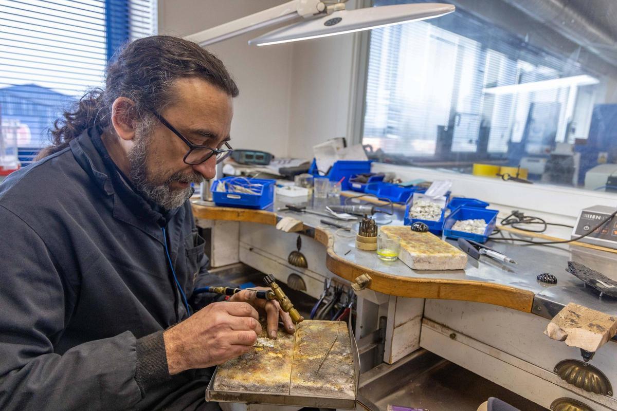 Un orfebre trabajando en el taller de Fink, en Santiago