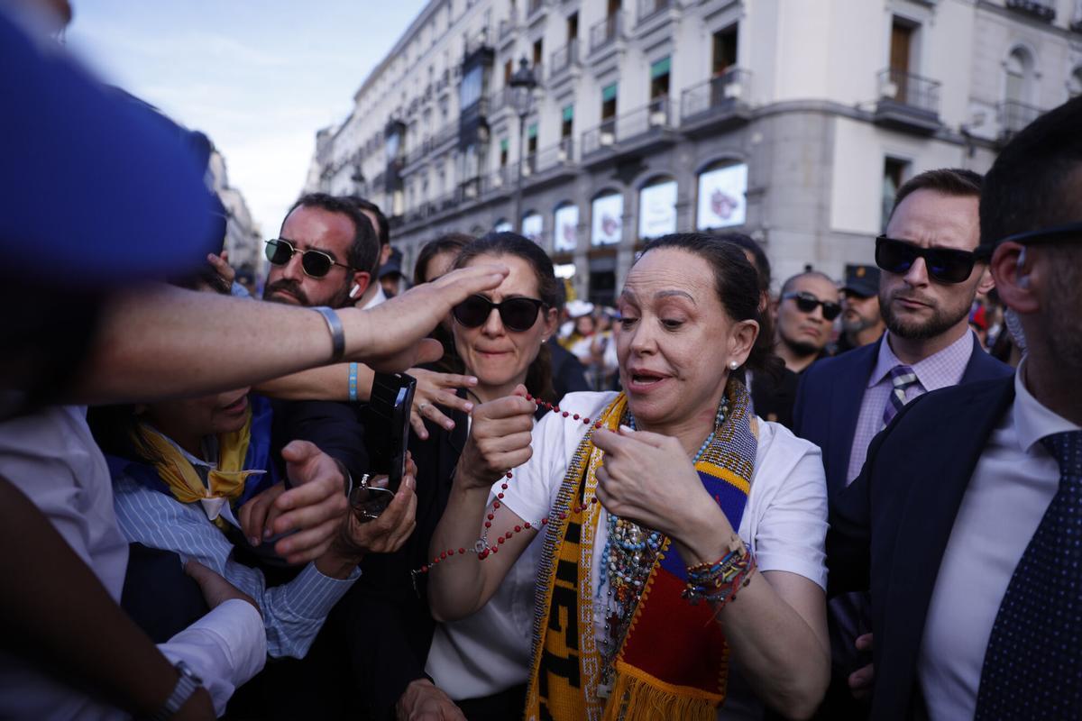 MADRID, 18/04/2026.- María Corina Machado, la líder opositora venezolana y premio Nobel de la Paz, durante un encuentro con la comunidad de su país en España, este sábado en la Puerta del Sol, en Madrid. EFE/ Javier Lizón