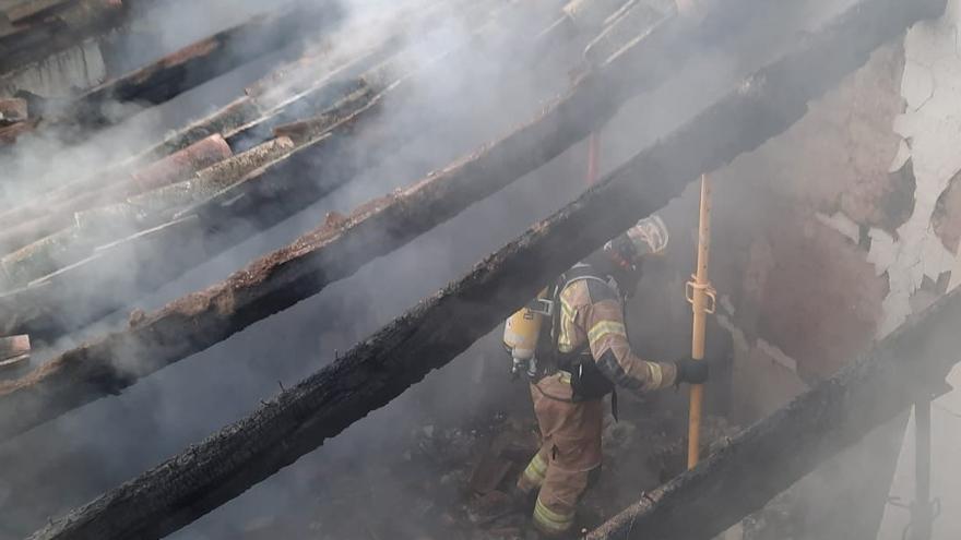 Un bombero de la DPZ durante una actuación.