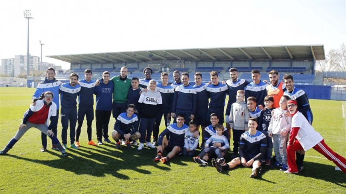 Niños con cáncer del Hospital de Sant Joan de Déu han visitado a la plantilla del Espanyol