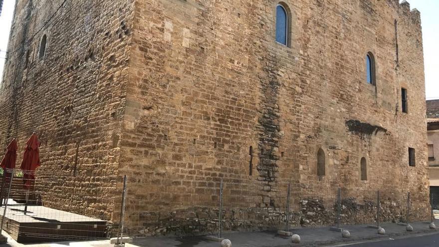 Un «important deteriorament de la pedra» obliga a posar tanques al castell de la Bisbal