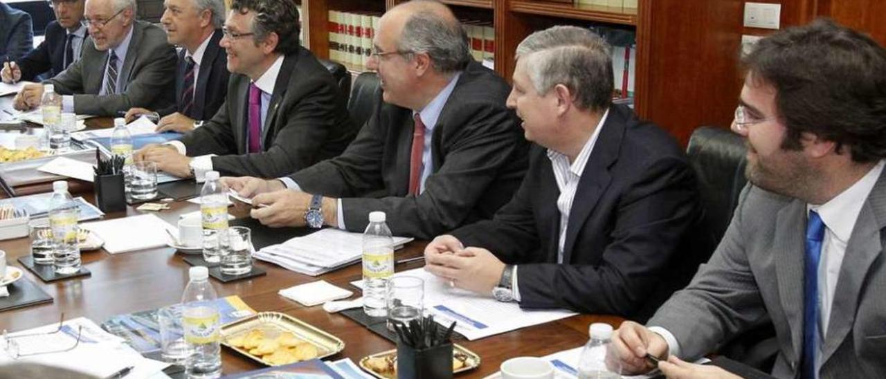 El presidente de Arvi, Javier Touza (cuarto por la izq.) y el presidente de Agarba y candidato a presidir la cooperativa de Armadores, Iván López (primero por la dcha.), en una imagen de archivo. // José Lores