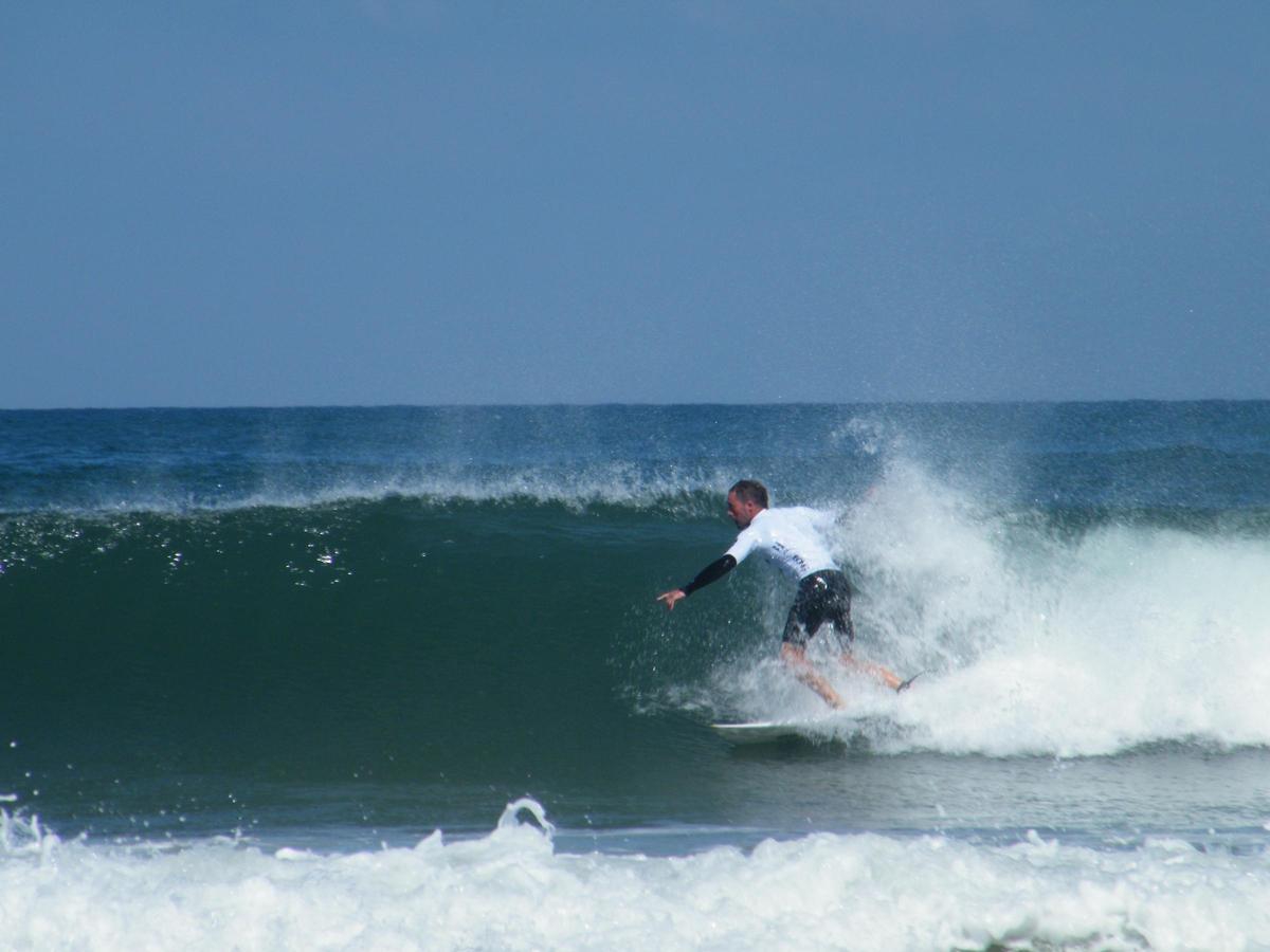 Un surfista tomando la ola de Rodiles.