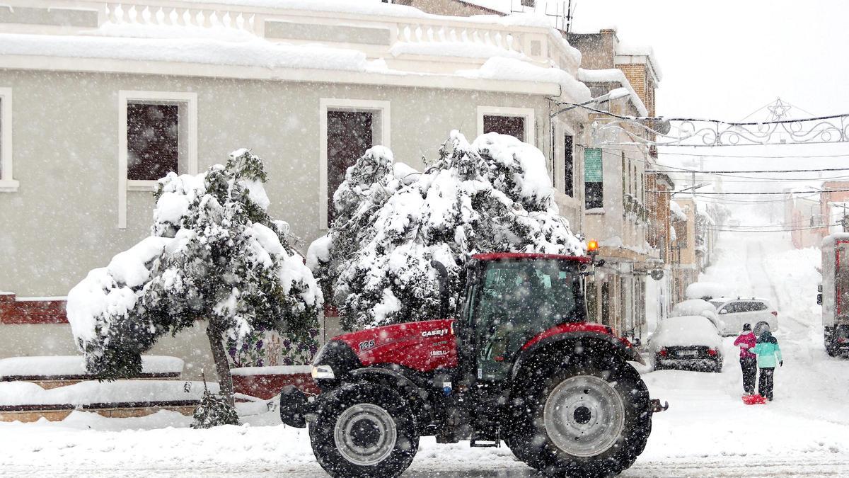 Carreteras cortadas hoy en Valencia por la nieve que deja la borrasca Filomena.