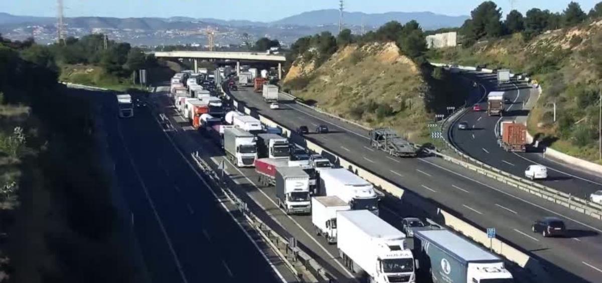 Imagen de la A-7 afectada por las retenciones originadas por el accidente de esta mañana de martes, 31 de marzo, en Bétera.