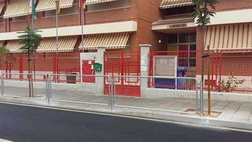 Urbanismo protege con vallas los accesos a dos colegios de San Vicente