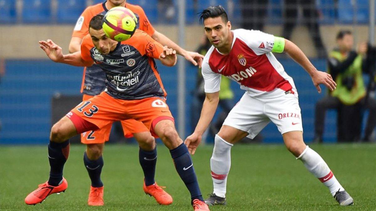 Falcao, autor del segundo gol del Mónaco, ante un jugador del Montpellier.