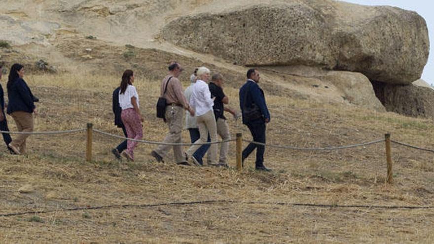La arqueóloga Margaret Gowen ha visitado los dólmenes rodeada de expertos en la materia.