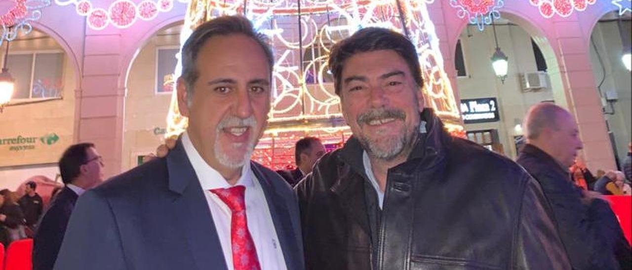 El edil de Fiestas, Manuel Jiménez, y el alcalde, Luis Barcala, en el encendido del árbol de la Plaza del Ayuntamiento.