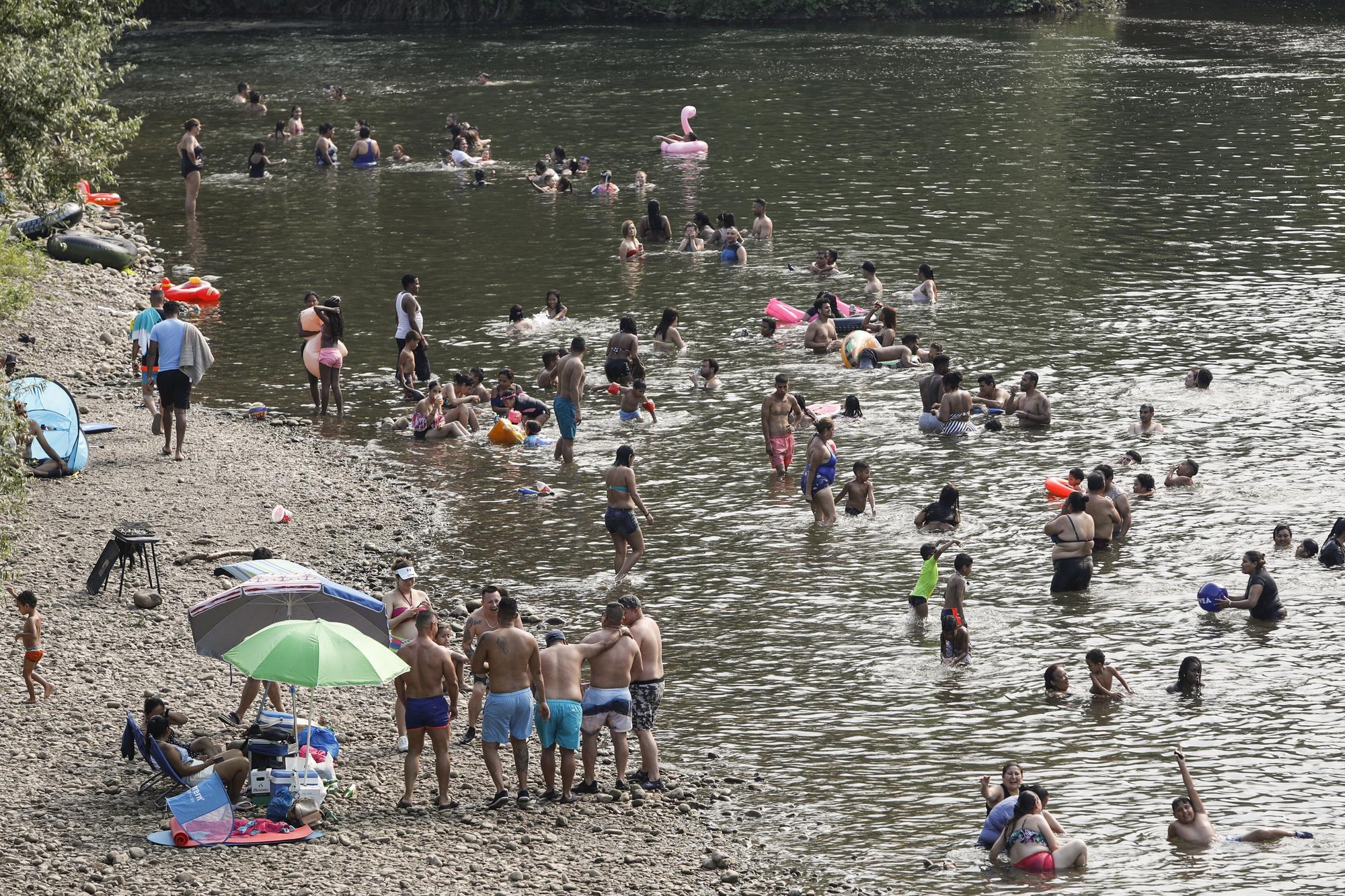 Oviedo se refresca de la ola de calor en Las Caldas