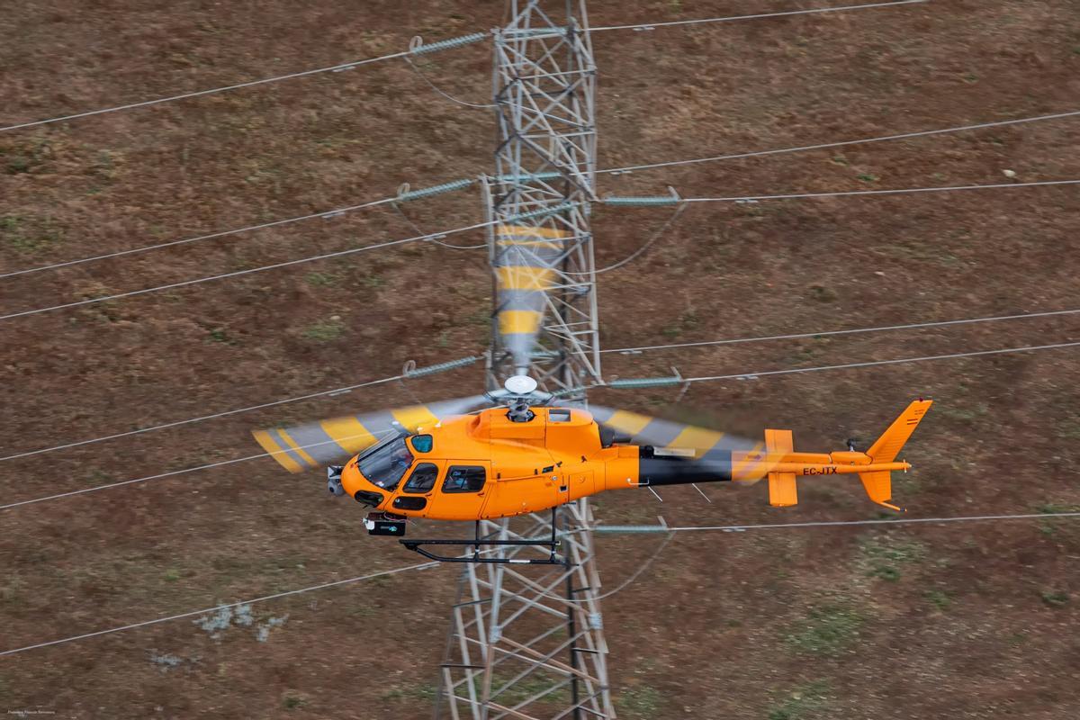 Un helicóptro de HelitransPyrinees similar similar al que está sobrevolando estos días el área de Vigo.