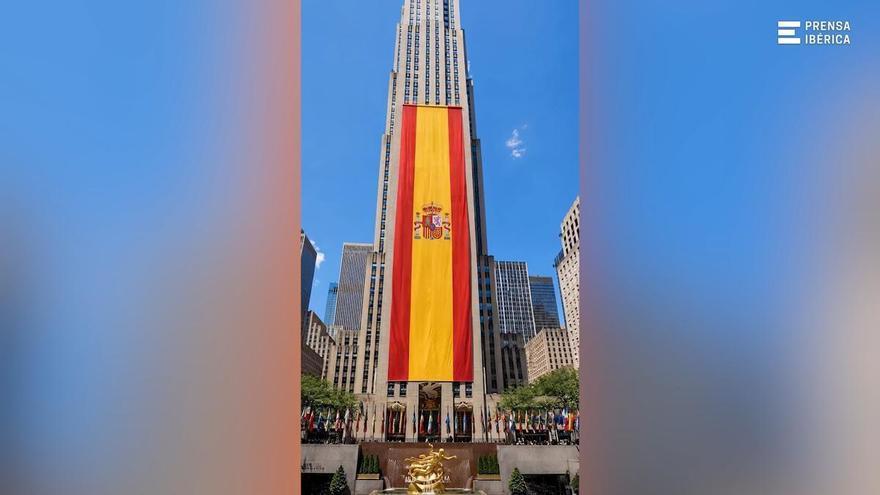 Rockefeller Center visar en spansk flagga
