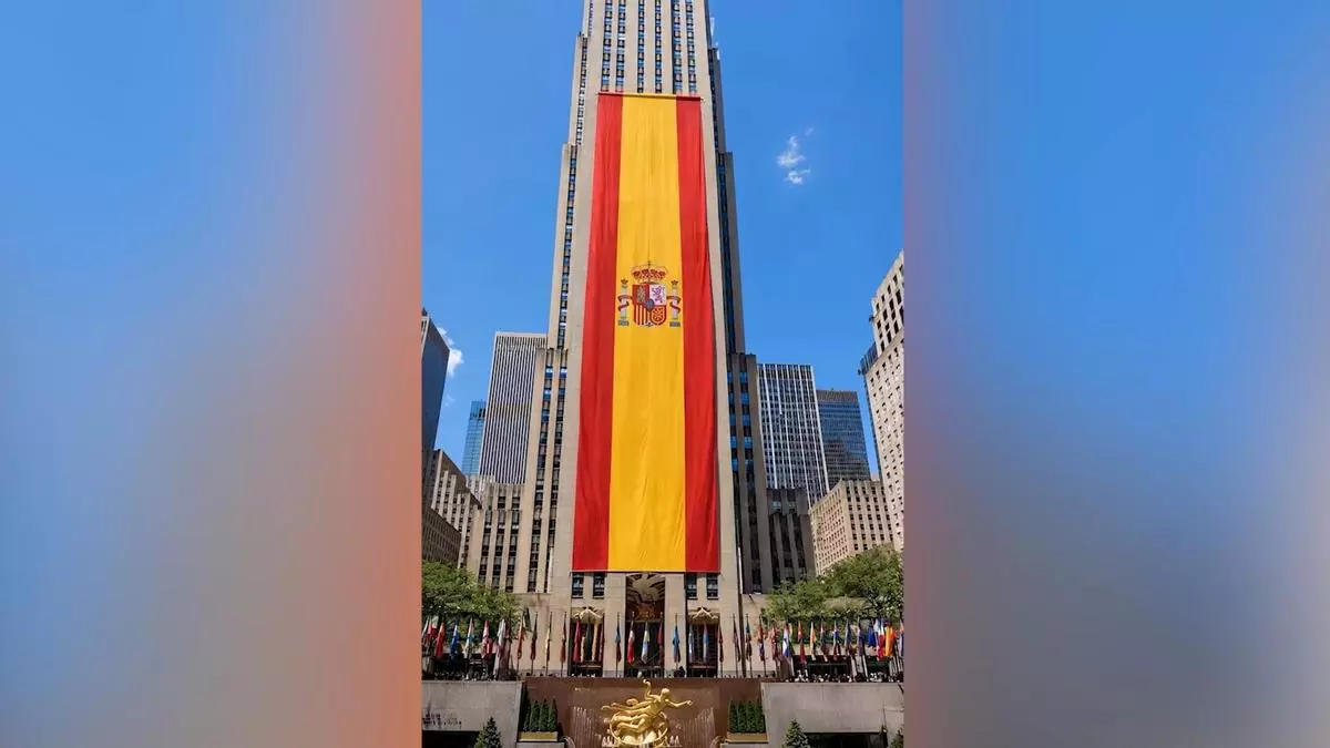 El Rockefeller Center despliega una bandera de España