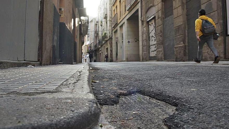 Detall del ferm del vial, que fa anys que espera una millora que per fi sembla que arribarà