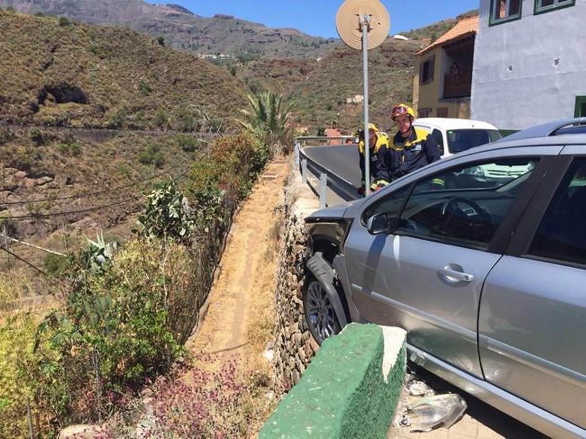 Un coche, a punto de caer por un barranco en Valsequillo