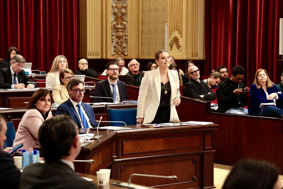 La presidenta del Govern, Marga Prohens, durante el pleno celebrado esta mañana en el Parlament