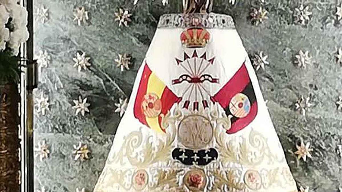 La iglesia oficia hoy 17 misas para exaltar la figura del dictador. La virgen del Pilar de Zaragoza, con el manto de la Falange.